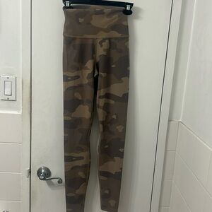 ALO High-Waist Camo Vapor Leggings XXS